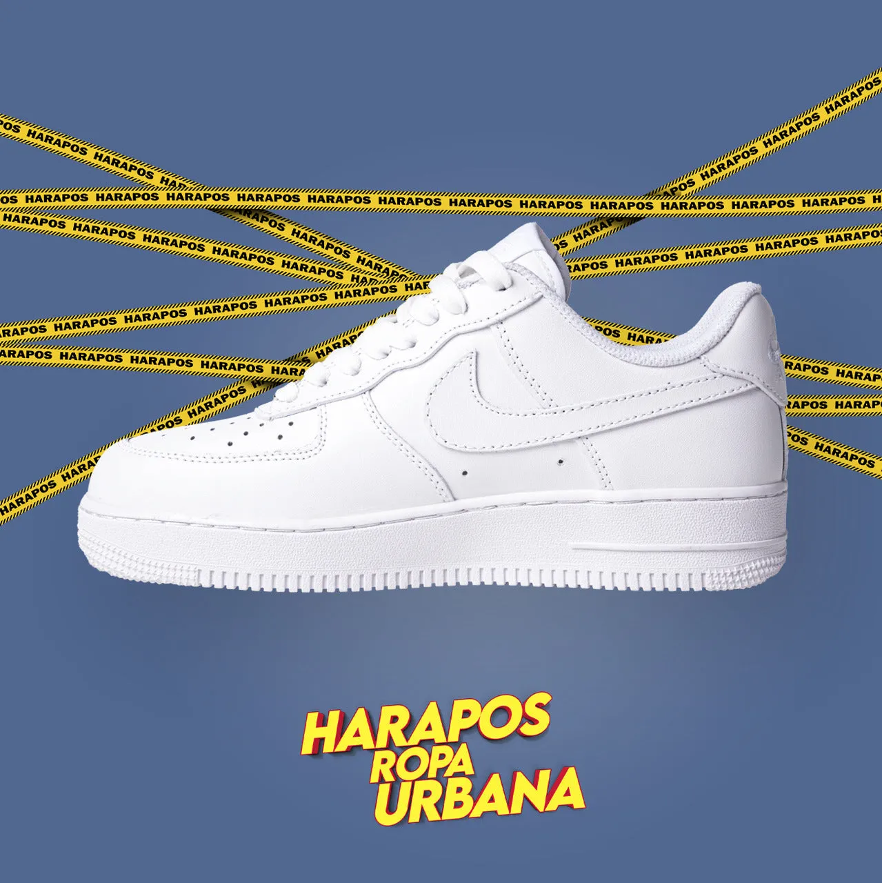 Nike Air Force 1 blancas sneakers.