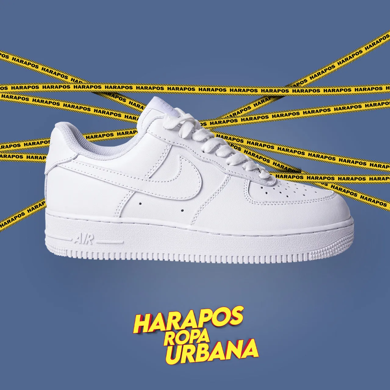 Nike Air Force 1 blancas sneakers.