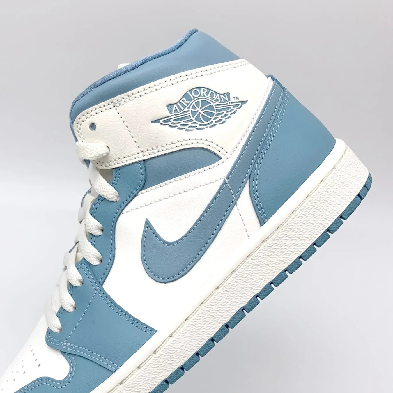 Nike Jordan 1 Mid UNC sneakers