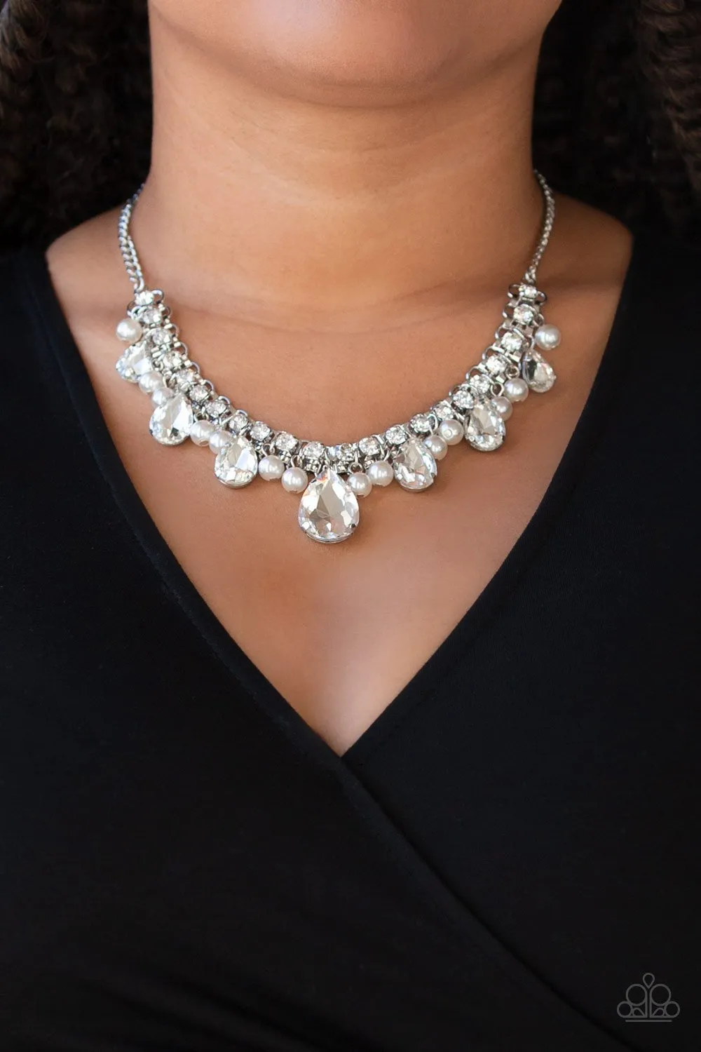 Paparazzi White Necklace - Knockout Queen