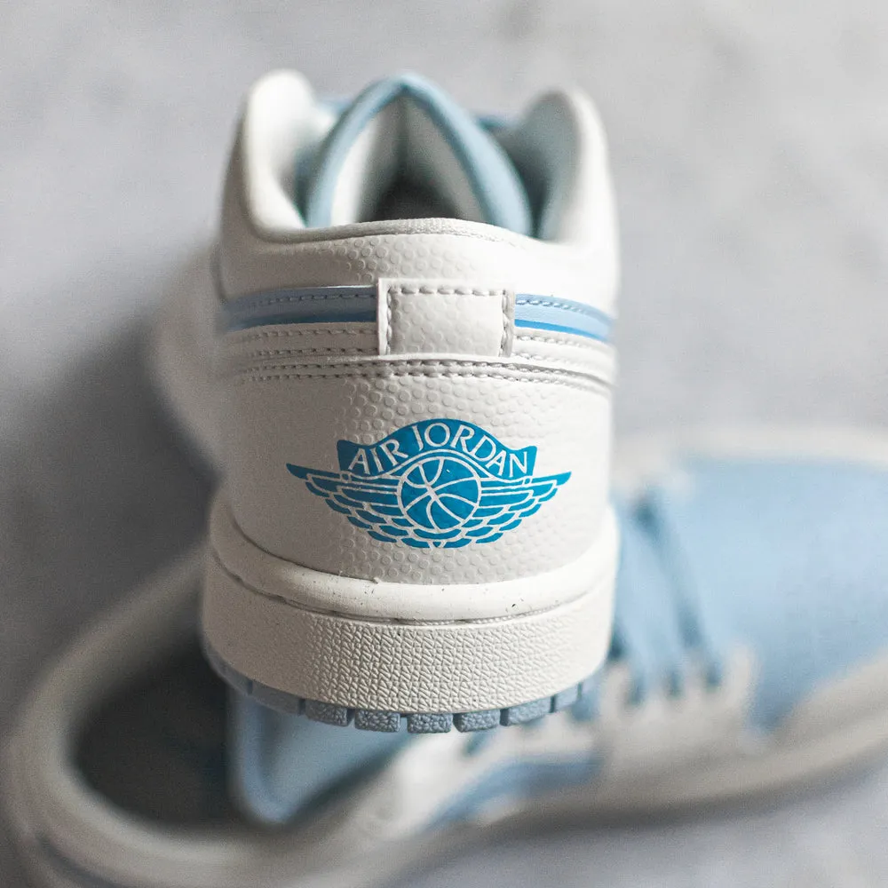 The result of rewriting Jordan 1 Low SE Reverse Ice Blue (W) in more Google SEO friendly words is Ice Blue Jordan 1 Low SE (W).